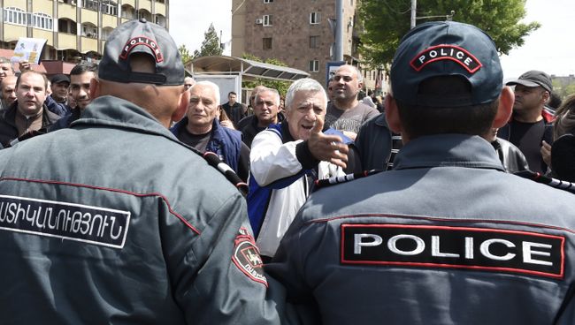 Полицейские на площади Республики в Ереване, где происходят акции протеста участников акций оппозиции. 22 апреля 2018 Полицейские на площади Республики в Ереване, где происходят акции протеста участников акций оппозиции. 22 апреля 2018