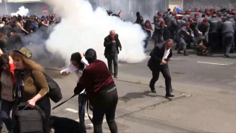 Силовики бросали светошумовые гранаты в толпу на акции протеста в Ереване Силовики бросали светошумовые гранаты в толпу на акции протеста в Ереване