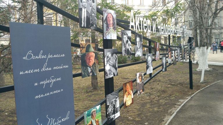 Афиша с главными ролями Олега Табакова в сквере имени Табакова в центре Саратова Афиша с главными ролями Олега Табакова в сквере имени Табакова в центре Саратова