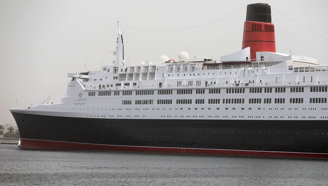 Океанский лайнер Queen Elizabeth 2 в порту Дубая, ОАЭ. Архивное фото Океанский лайнер Queen Elizabeth 2 в порту Дубая, ОАЭ. Архивное фото