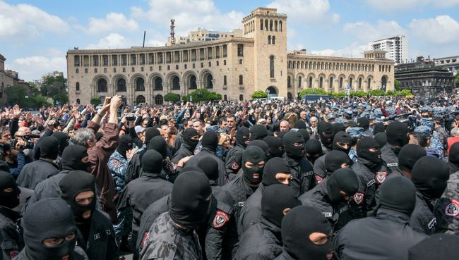 Во время акции протеста в Ереване. 22 апреля 2018 Во время акции протеста в Ереване. 22 апреля 2018