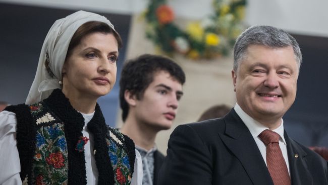 Президент Украины Петр Порошенко с супругой Мариной Порошенко во время праздничного богослужения в Киеве. Архивное фото Президент Украины Петр Порошенко с супругой Мариной Порошенко во время праздничного богослужения в Киеве. Архивное фото