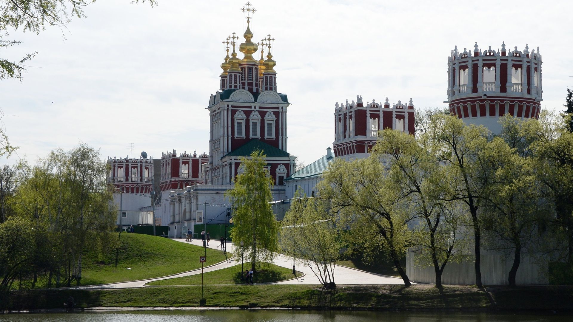 Стены Новодевичьего монастыря в Москве Стены Новодевичьего монастыря в Москве - РИА Новости, 1920, 27.07.2021