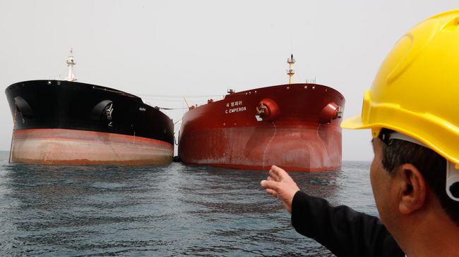 Нефтяные танкеры у нефтедобывающей платформы в районе иранского острова Харк в Персидском заливе. Архивное фото Нефтяные танкеры у нефтедобывающей платформы в районе иранского острова Харк в Персидском заливе. Архивное фото