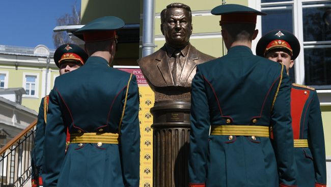 Открытие бюста Борису Ельцину на Аллее Правителей в Москве Открытие бюста Борису Ельцину на Аллее Правителей в Москве