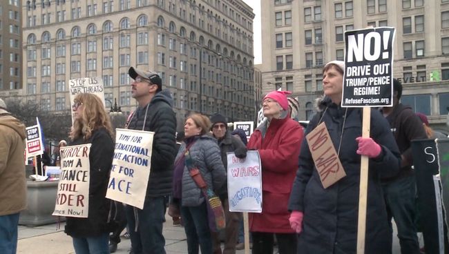 Сотни протестующих в Чикаго вышли на митинг против ударов по Сирии Сотни протестующих в Чикаго вышли на митинг против ударов по Сирии