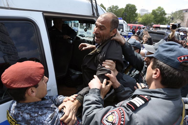 Задержание полицейскими участника акции протеста на площади Республики в Ереване