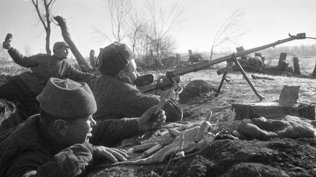 Бойцы ведут бой из окопа. Сталинград, 1942 Бойцы ведут бой из окопа. Сталинград, 1942