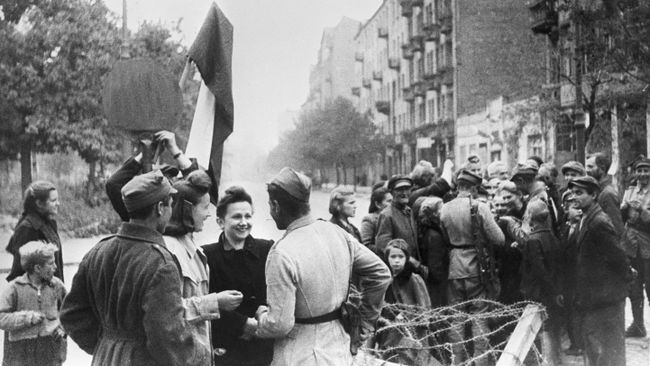 Мирные жители Варшавы и бойцы Красной армии. Освобождение Польши. Великая Отечественная война 1941-1945 гг. Мирные жители Варшавы и бойцы Красной армии. Освобождение Польши. Великая Отечественная война 1941-1945 гг.