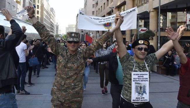 Участники митинга в Ереване в связи с отставкой премьер-министра Сержа Саргсяна. 23 апреля 2018 Участники митинга в Ереване в связи с отставкой премьер-министра Сержа Саргсяна. 23 апреля 2018