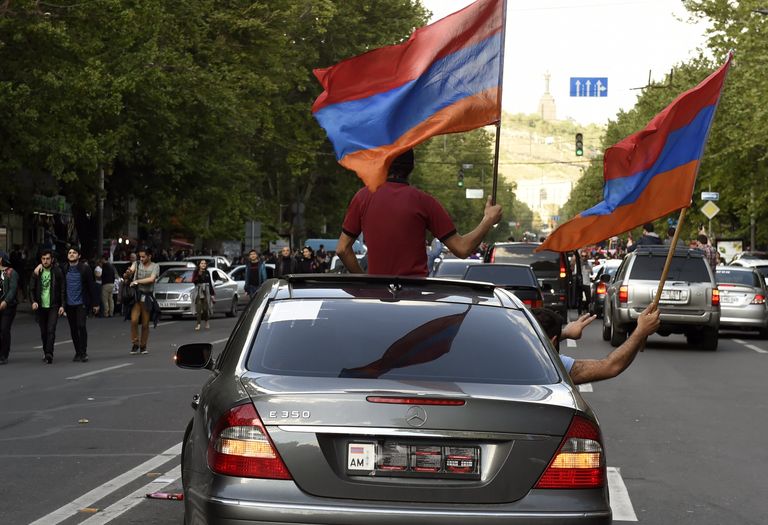 Участники митинга в Ереване в связи с отставкой премьер-министра Сержа Саргсяна