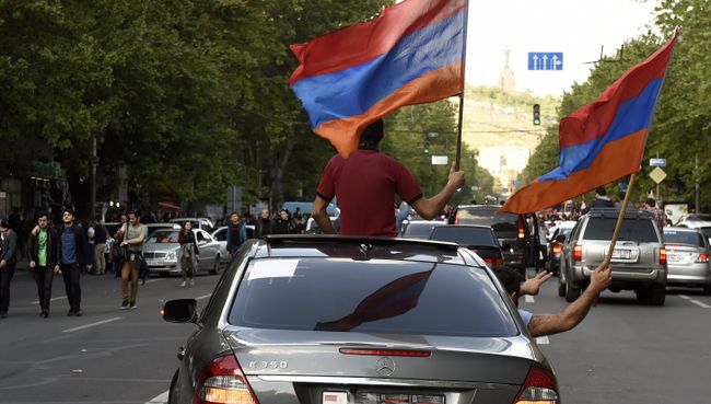 Участники митинга в Ереване в связи с отставкой премьер-министра Сержа Саргсяна Участники митинга в Ереване в связи с отставкой премьер-министра Сержа Саргсяна