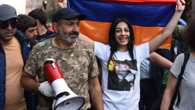 Никол Пашинян на митинге в Ереване в связи с отставкой премьер-министра Сержа Саргсяна Никол Пашинян на митинге в Ереване в связи с отставкой премьер-министра Сержа Саргсяна