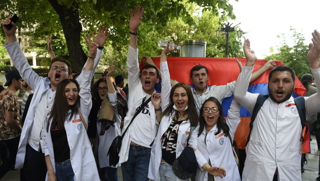 Участники митинга в Ереване в связи с отставкой премьер-министра Сержа Саргсяна