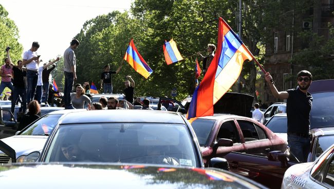 Участники митинга в Ереване в связи с отставкой премьер-министра Сержа Саргсяна. 23 апреля 2018 Участники митинга в Ереване в связи с отставкой премьер-министра Сержа Саргсяна. 23 апреля 2018