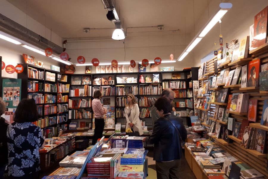 Книжный магазин в день Сан-Жорди в Барселоне Книжный магазин в день Сан-Жорди в Барселоне