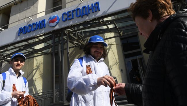 Волонтеры раздают георгиевские ленточки на Зубовском бульваре в Москве в рамках ежегодной акции Георгиевская ленточка. 24 апреля 2018 Волонтеры раздают георгиевские ленточки на Зубовском бульваре в Москве в рамках ежегодной акции Георгиевская ленточка. 24 апреля 2018