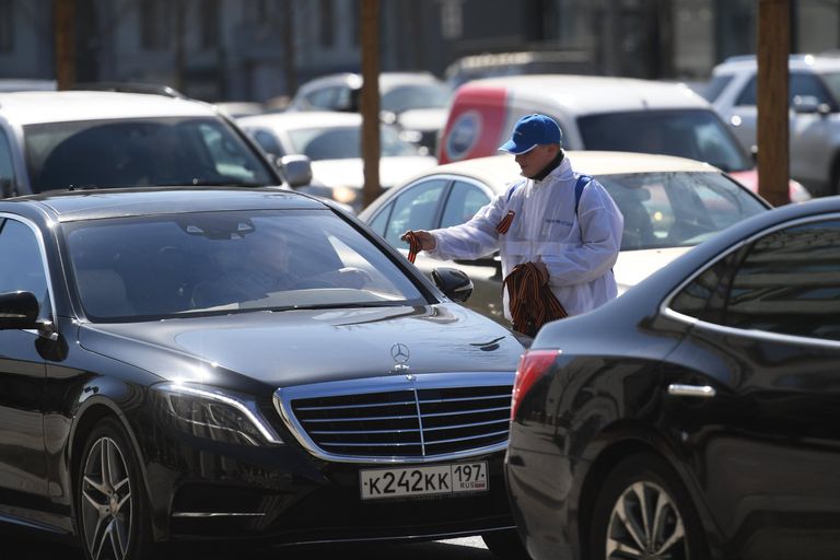 Волонтер раздаёт георгиевские ленточки на улице в Москве в рамках ежегодной акции Георгиевская ленточка, посвященной 73-й годовщине Победы в Великой Отечественной войне Волонтер раздаёт георгиевские ленточки на улице в Москве в рамках ежегодной акции Георгиевская ленточка, посвященной 73-й годовщине Победы в Великой Отечественной войне