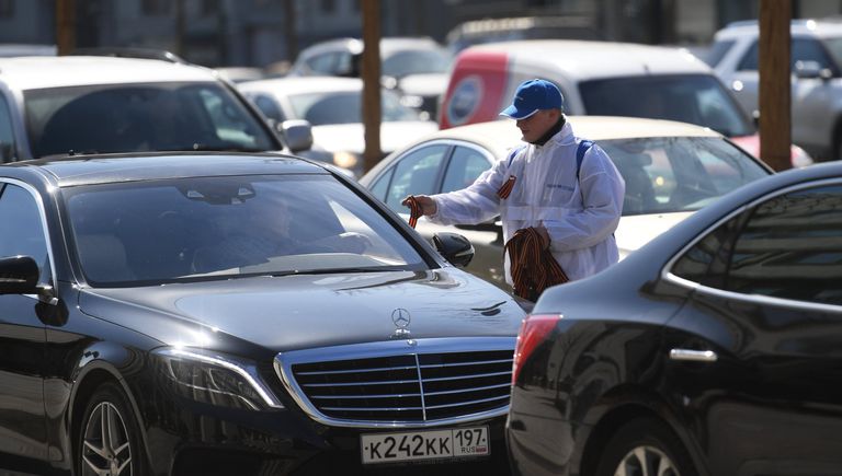 Волонтер раздаёт георгиевские ленточки на улице в Москве в рамках ежегодной акции Георгиевская ленточка, посвященной 73-й годовщине Победы в Великой Отечественной войне Волонтер раздаёт георгиевские ленточки на улице в Москве в рамках ежегодной акции Георгиевская ленточка, посвященной 73-й годовщине Победы в Великой Отечественной войне