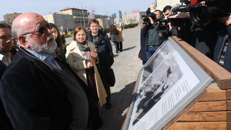 Писатель и историк, публицист МИА Россия сегодня Петр Романов проводит авторскую экскурсию для гостей выставки Писатель и историк, публицист МИА Россия сегодня Петр Романов проводит авторскую экскурсию для гостей выставки