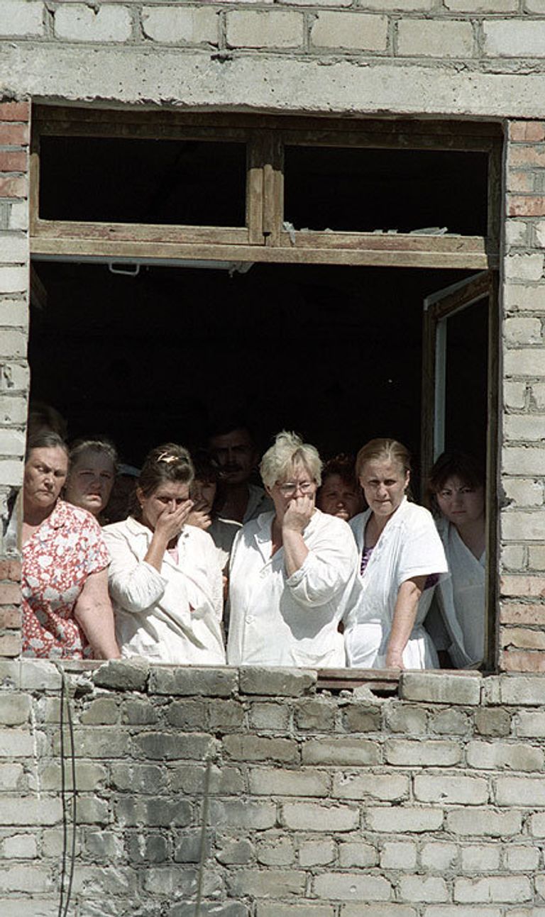 Медицинские сотрудники и пациенты Буденновской городской больницы, захваченные в качестве заложников группой боевиков Басаева