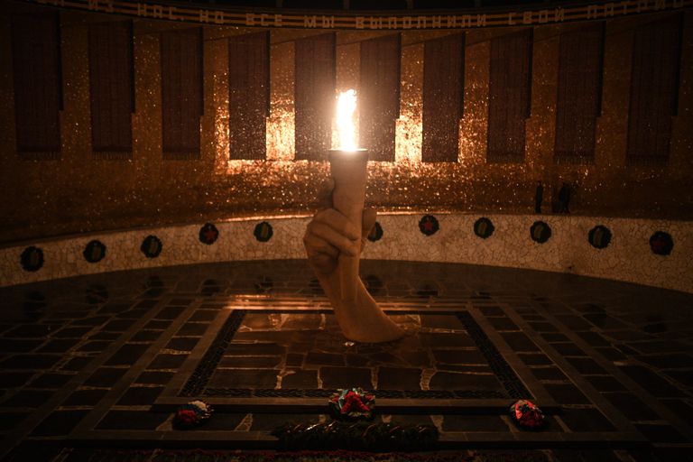 Вечный огонь в Зале воинской славы на Мамаевом кургане в Волгограде Вечный огонь в Зале воинской славы на Мамаевом кургане в Волгограде