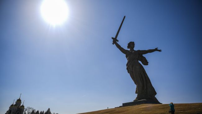 Скульптура Родина-мать зовет! на территории историко-мемориального комплекса Героям Сталинградской Битвы на Мамаевом Кургане