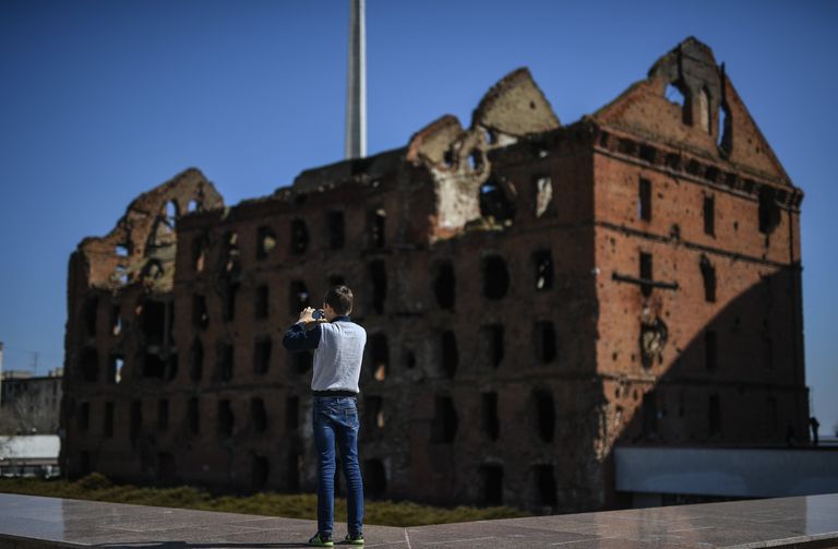 Юноша фотографирует руины мельницы Гергардта на территории музея-заповедника Сталинградская битва в Волгограде Юноша фотографирует руины мельницы Гергардта на территории музея-заповедника Сталинградская битва в Волгограде