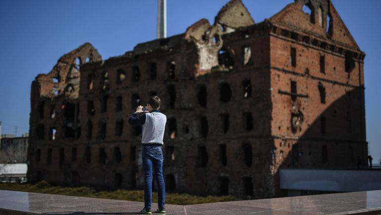 Юноша фотографирует руины мельницы Гергардта на территории музея-заповедника Сталинградская битва в Волгограде
