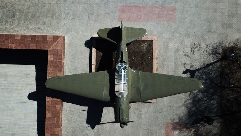 Памятник самолету СУ-2 на территории музея-заповедника Сталинградская битва в Волгограде