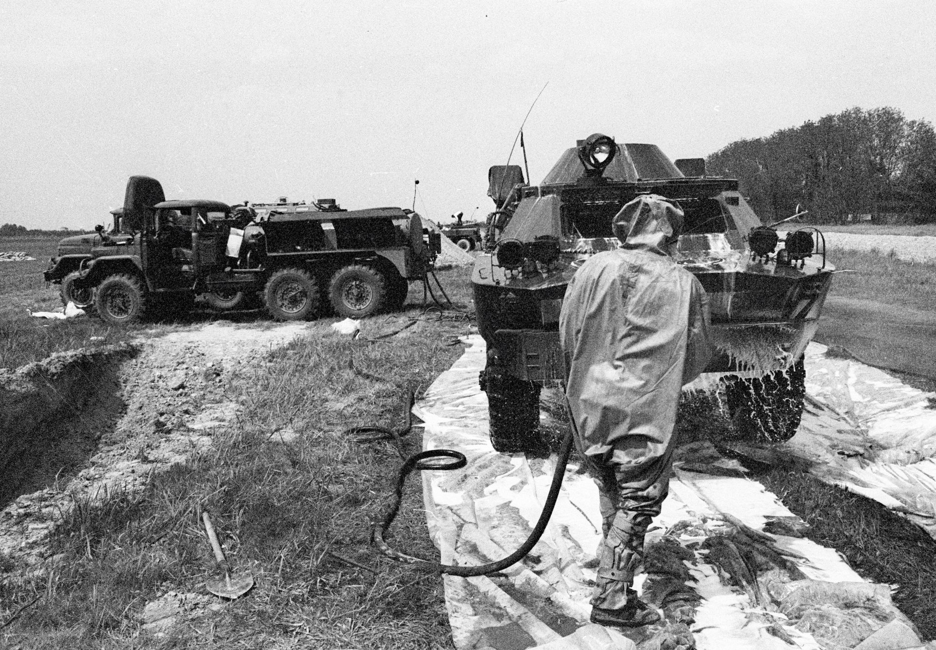 Военная техника, работающая в зоне чернобыльской катастрофы, проходит дезактивацию на специально созданном пункте. 1986 год Военная техника, работающая в зоне чернобыльской катастрофы, проходит дезактивацию на специально созданном пункте. 1986 год - РИА Новости, 1920, 06.03.2026