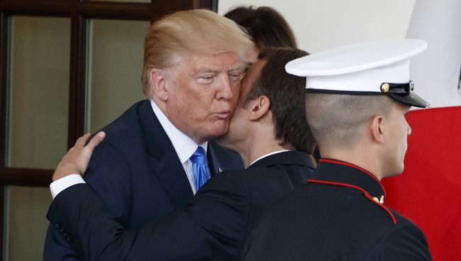 Президент США Дональд Трамп встречает президента Франции Эммануэля Макрона в Белом доме в Вашингтоне. 24 апреля 2018 Президент США Дональд Трамп встречает президента Франции Эммануэля Макрона в Белом доме в Вашингтоне. 24 апреля 2018