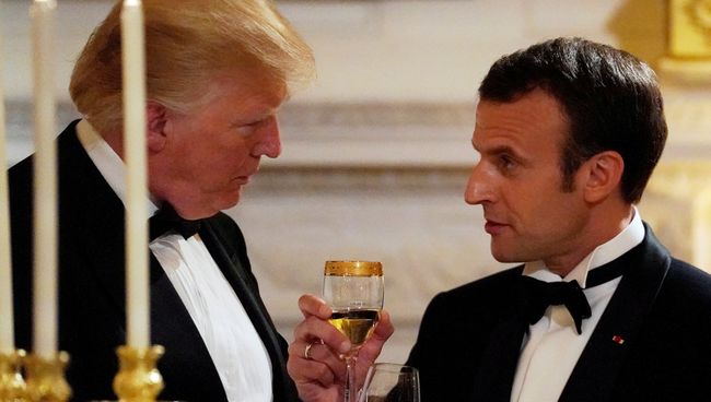 Президент США Дональд Трамп и президент Франции Эммануэль Макрон во время праздничного ужина в Белом доме в Вашингтоне. 24 апреля 2018 Президент США Дональд Трамп и президент Франции Эммануэль Макрон во время праздничного ужина в Белом доме в Вашингтоне. 24 апреля 2018