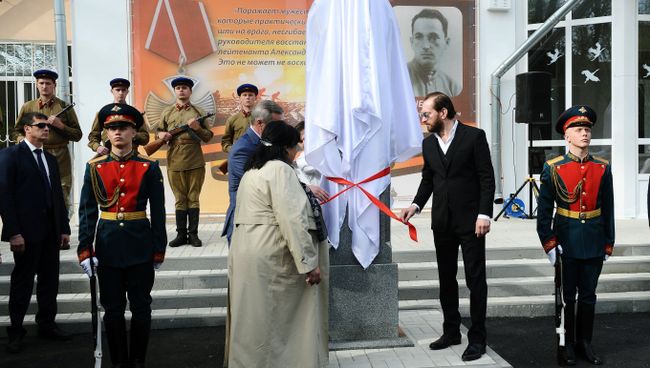 Режиссер, актер Константин Хабенский на церемонии открытия памятника прототипу главного героя фильма Собибор Александру Печерскому в Ростове-на-Дону. 24 апреля 2018 Режиссер, актер Константин Хабенский на церемонии открытия памятника прототипу главного героя фильма Собибор Александру Печерскому в Ростове-на-Дону. 24 апреля 2018