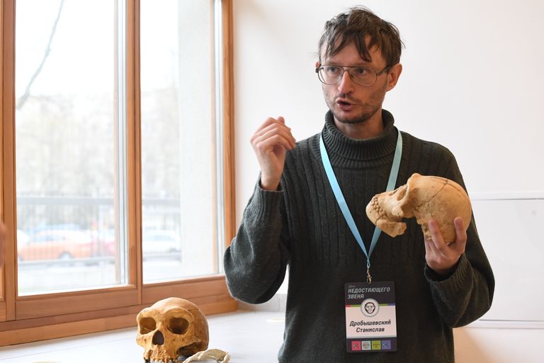 Антрополог Станислав Дробышевский демонстрирует слепок черепа Homo naledi в сопоставлении с черепом человека Антрополог Станислав Дробышевский демонстрирует слепок черепа Homo naledi в сопоставлении с черепом человека