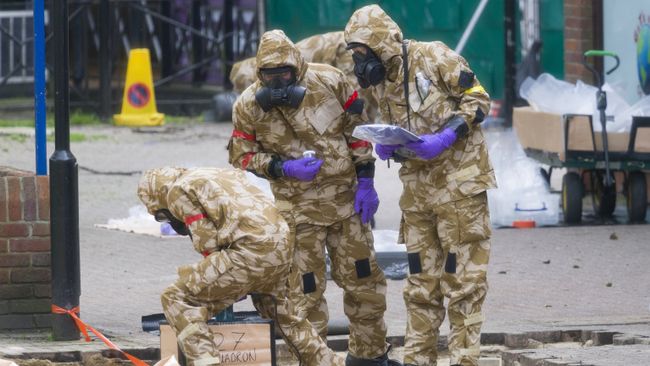 Очистка связанных с отравлением Сергея Скрипаля и его дочери мест в Солсбери. Архивное фото Очистка связанных с отравлением Сергея Скрипаля и его дочери мест в Солсбери. Архивное фото