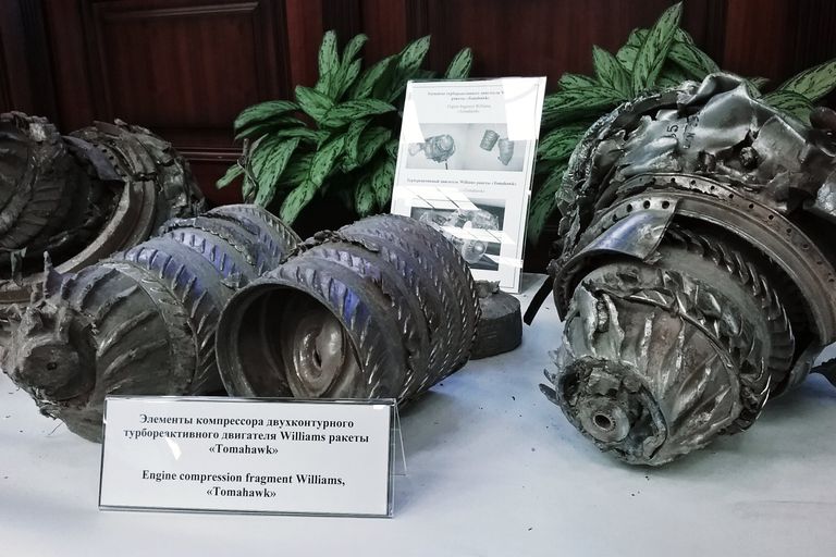 Фрагменты крылатых ракет коалиции, сбитых ПВО Сирии, представленные на брифинге начальника Главного оперативного управления Генштаба ВС генерал-полковника Сергея Рудского. 25 апреля 2018 Фрагменты крылатых ракет коалиции, сбитых ПВО Сирии, представленные на брифинге начальника Главного оперативного управления Генштаба ВС генерал-полковника Сергея Рудского. 25 апреля 2018