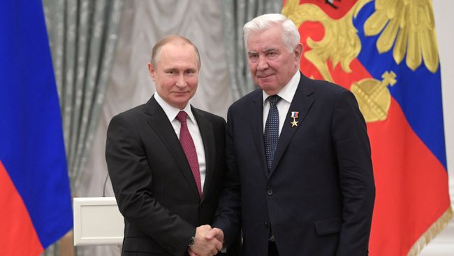 Президент РФ Владимир Путин и главный тренер волейбольного клуба Уралочка Николай Карполь на церемонии вручения медалей Герой Труда Российской Федерации