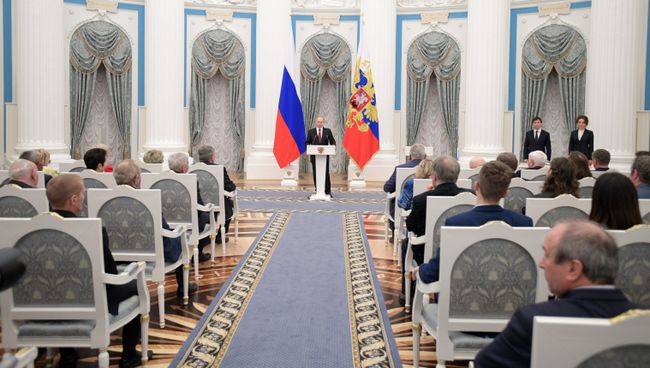 Президент РФ Владимир Путин выступает на церемонии вручения медалей Герой Труда Российской Федерации. 25 апреля 2018 Президент РФ Владимир Путин выступает на церемонии вручения медалей Герой Труда Российской Федерации. 25 апреля 2018