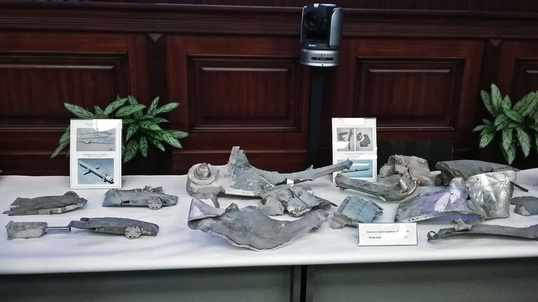 Фрагменты крылатых ракет коалиции, сбитых ПВО Сирии, представленные на брифинге начальника Главного оперативного управления Генштаба ВС генерал-полковника Сергея Рудского в Москве Фрагменты крылатых ракет коалиции, сбитых ПВО Сирии, представленные на брифинге начальника Главного оперативного управления Генштаба ВС генерал-полковника Сергея Рудского в Москве