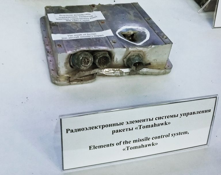 Фрагмент крылатой ракеты коалиции, сбитой ПВО Сирии, представленный на брифинге начальника Главного оперативного управления Генштаба ВС генерал-полковника Сергея Рудского в Москве Фрагмент крылатой ракеты коалиции, сбитой ПВО Сирии, представленный на брифинге начальника Главного оперативного управления Генштаба ВС генерал-полковника Сергея Рудского в Москве