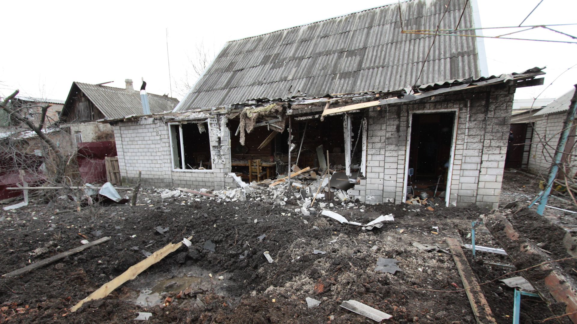 Частный жилой дом в городе Ясиноватая, пострадавший в результате обстрела Частный жилой дом в городе Ясиноватая, пострадавший в результате обстрела - РИА Новости, 1920, 21.03.2022