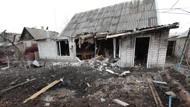 Частный жилой дом пострадавший в результате обстрела в Донбассе. Архивное фото Частный жилой дом пострадавший в результате обстрела в Донбассе. Архивное фото