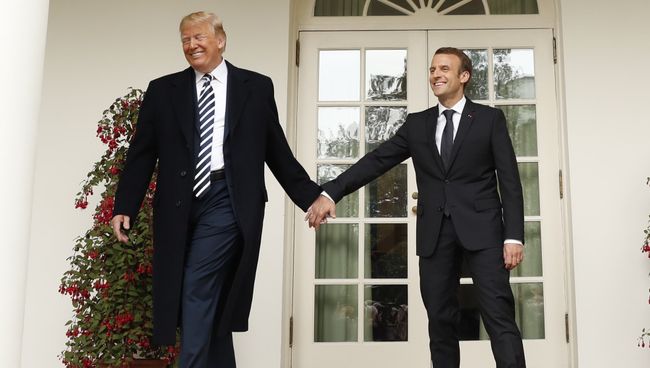 Президент Франции Эммануэль Макрон и президент США Дональд Трамп во время встречи в Белом доме, США. 24 апреля 2018 Президент Франции Эммануэль Макрон и президент США Дональд Трамп во время встречи в Белом доме, США. 24 апреля 2018