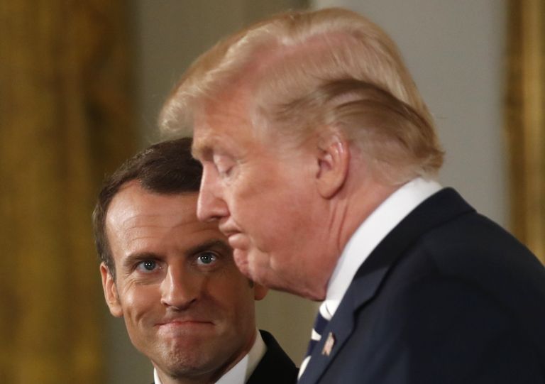 Президент Франции Эммануэль Макрон и президент США Дональд Трамп во время встречи в Белом доме, США. 24 апреля 2018 Президент Франции Эммануэль Макрон и президент США Дональд Трамп во время встречи в Белом доме, США. 24 апреля 2018