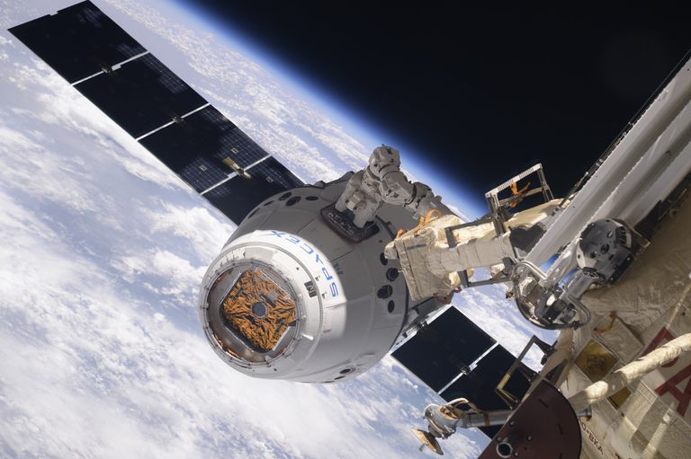 Космический грузовой корабль Dragon пристыковался к МКС. 5 апреля 2018 года Космический грузовой корабль Dragon пристыковался к МКС. 5 апреля 2018 года