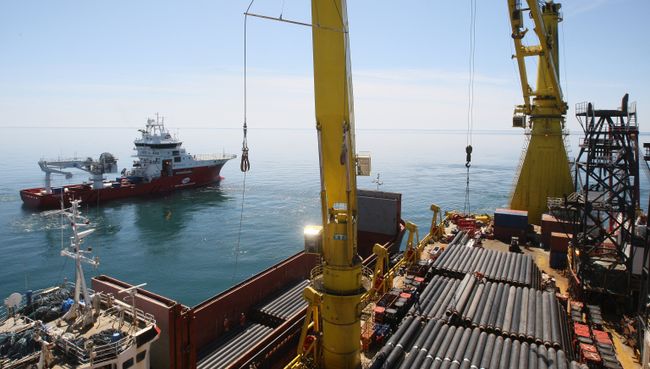 Трубы на палубе морского трубоукладчика. Архивное фото Трубы на палубе морского трубоукладчика. Архивное фото