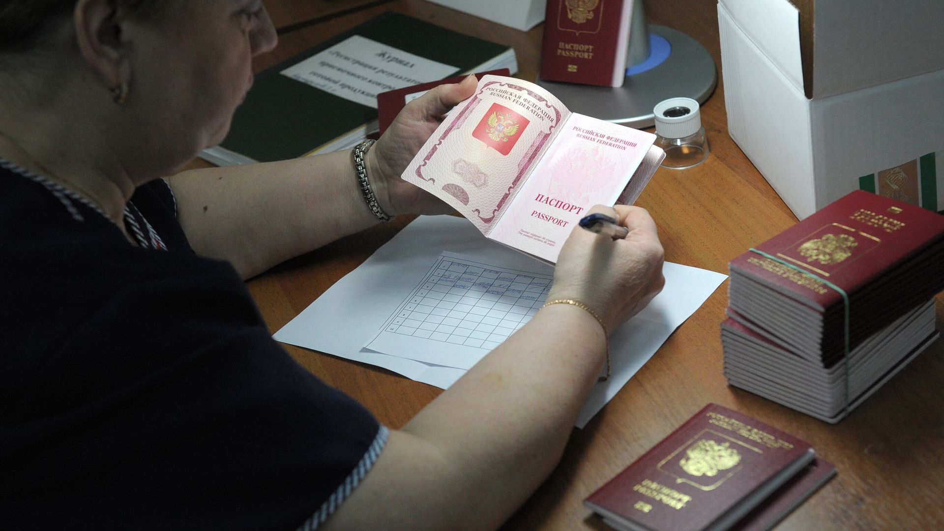 Заграничные паспорта граждан РФ Заграничные паспорта граждан РФ - РИА Новости, 1920, 15.12.2024