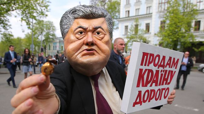 Участники протестной акции против действующего президента Украины Петра Порошенко у здания Администрации президента в Киеве Участники протестной акции против действующего президента Украины Петра Порошенко у здания Администрации президента в Киеве