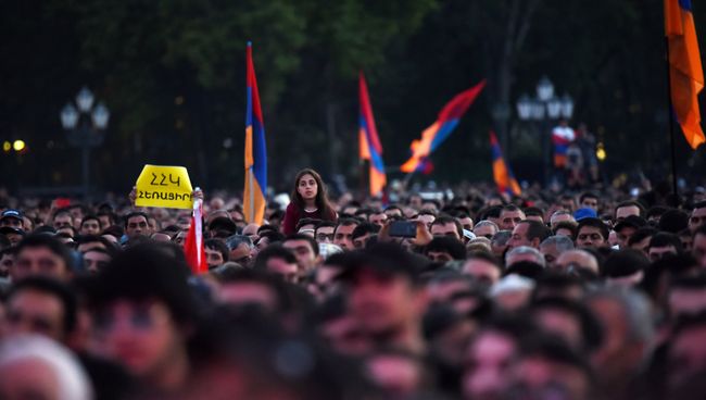 Сторонники оппозиции во время митинга на площади Республики в Ереване. 25 апреля 2018